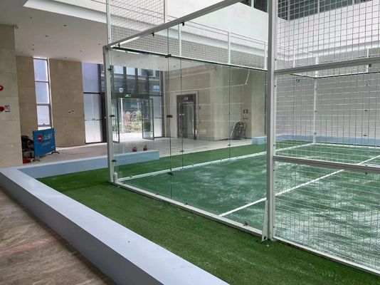 Padel-Tennisplätze aus synthetischem Gras und LED-Beleuchtung
