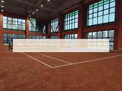 Authentischer roter Sandplatz mit Ziegelstaub-Finish, verbesserten Gleiteigenschaften und ITF-Standards für strategische Trainingseinheiten in luxuriösen Wohn- oder Gewerbebereichen