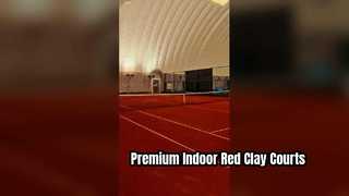 Komplettlösung für das Indoor-Tennisplatz-Oberflächenprojekt aus rotem Sand