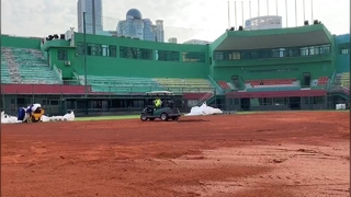 Bau eines roten Baseball- und Softballfeldes im Tianhe Sports Center Guangzhou